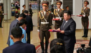 Kim Jong Un trifft Familien von Soldaten