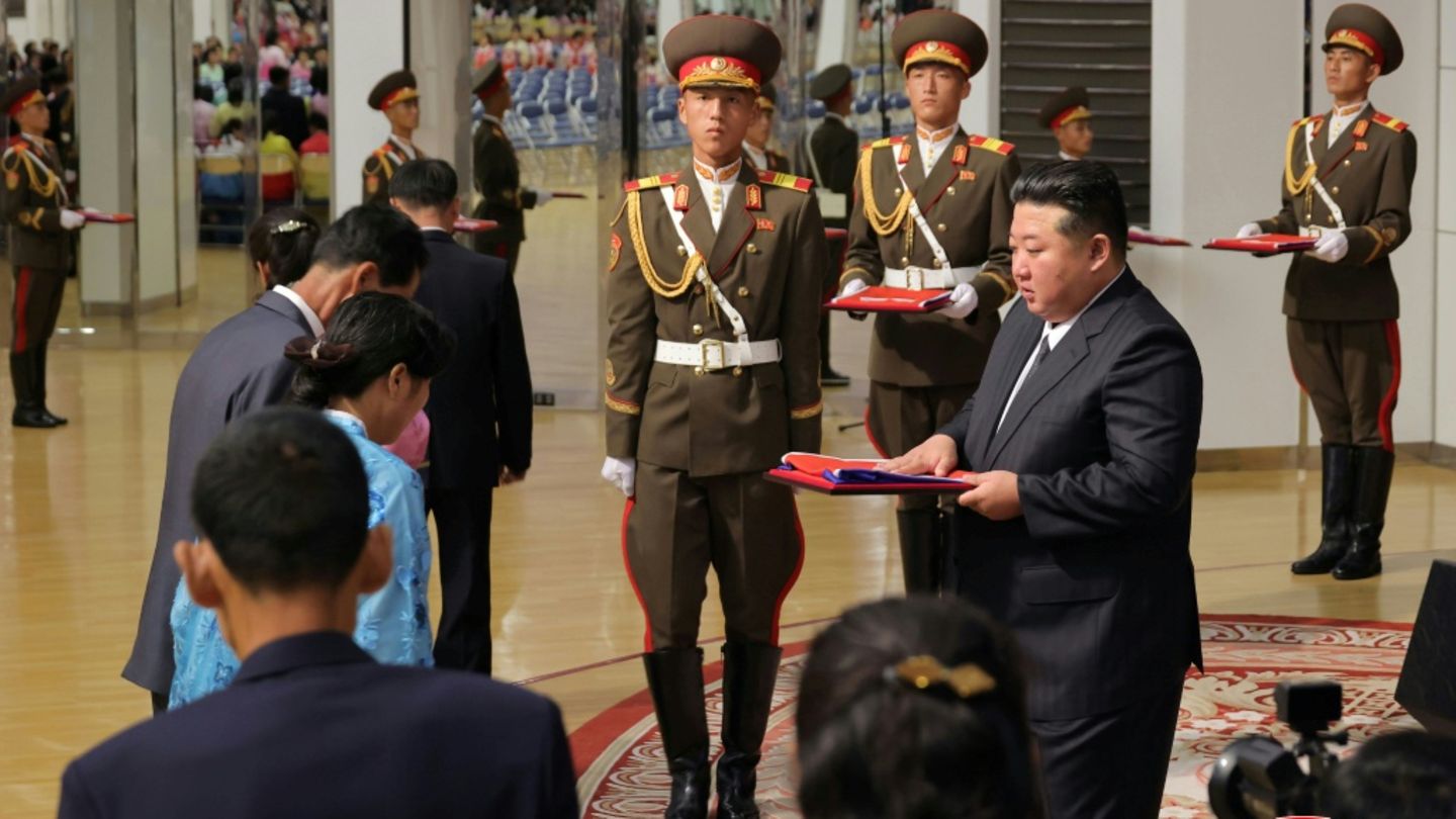Kim Jong Un trifft Familien von Soldaten
