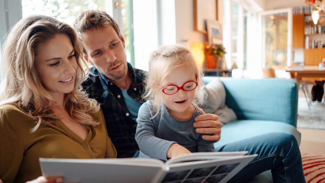 Mutter und Vater lesen Tochter vor