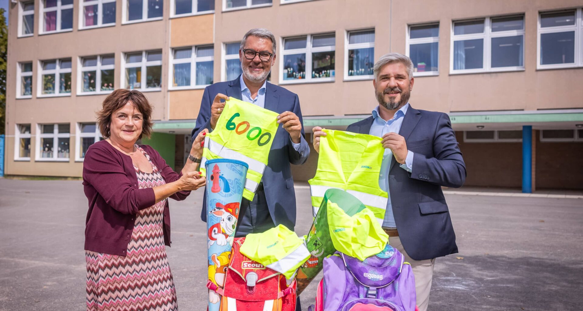 Sicher zur Schule: DOKOM21 verschenkt Warnwesten an alle Dortmunder Schulanfänger*innen