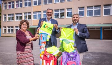 Sicher zur Schule: DOKOM21 verschenkt Warnwesten an alle Dortmunder Schulanfänger*innen
