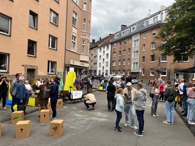 Großes Finale der „Summer Street“ an der Saarlandstraße mit Improtheater, Cocktail- und Eisstand und DJ-Party