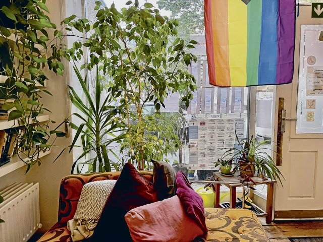 Im Eingangszimmer des Nachtcafés können sich Menschen in Krisen ausruhen und finden Beratung und Unterstützung.