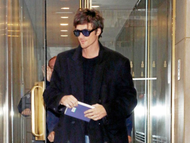 Auch der Schauspieler Jacob Elordi schmückt sich gern mit einem Buch.