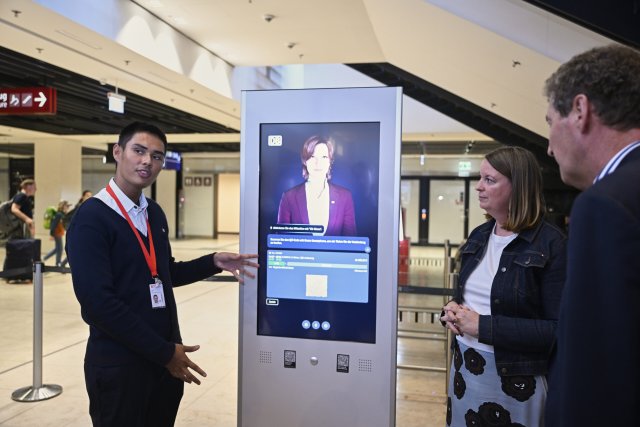 Wer nicht in Eile ist, kann bei KI-Kiana am Flughafen Berlin-Brandenung (BER) ein Ticket kaufen.