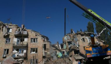 Durch russische Angriffe zerstörtes Wohngebäude in Kiew