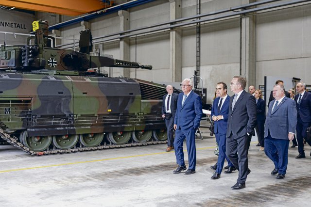 Rheinmetall-Chef Armin Papperger (2. v. l.) ist so etwas wie ein Schatten-Staatssekretär von Militärminister Boris Pistorius. Kriegsgegner wollen ihm Ende August einen Besuch abstatten.