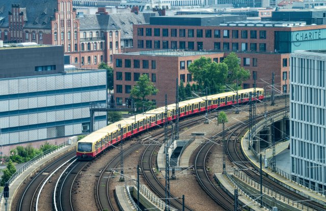 Seit 2016 sucht Berlin nach einem neuen Lieferanten und Betreiber von S-Bahnzügen für die Stadtbahn. Nun steht selbst das aktuell avisierte Jahr 2031 auf Kipp.