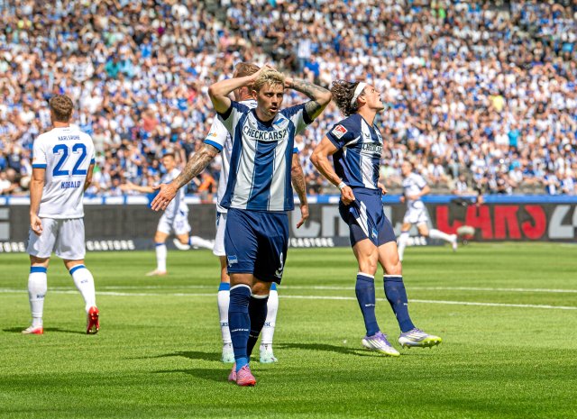 Es läuft nicht: Die Hertha Stürmer Dawid Kownacki (l.) und Fabian Reese (r.) haben bisher noch nicht oft genug zueinander gefunden.