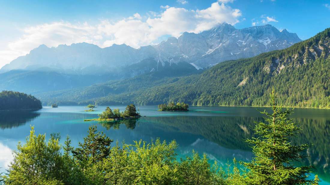 Blick über den Eibsee zum Wettersteingebirge mit Zugspitze