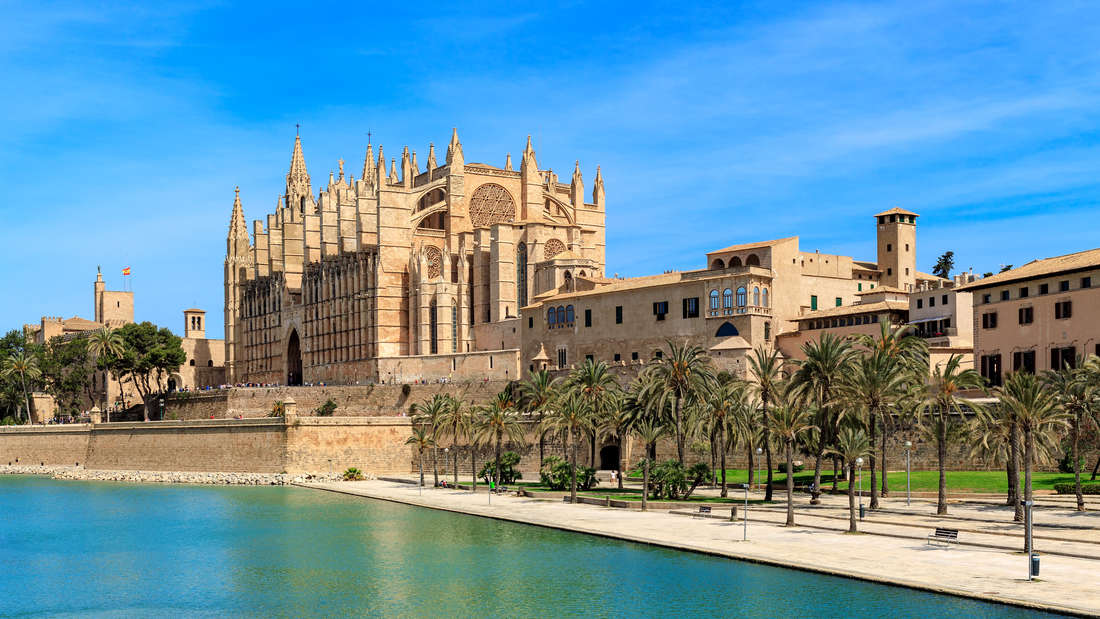 Die Kathedrale der Heiligen Maria – oder Le Seu – in Palma auf Mallorca. 