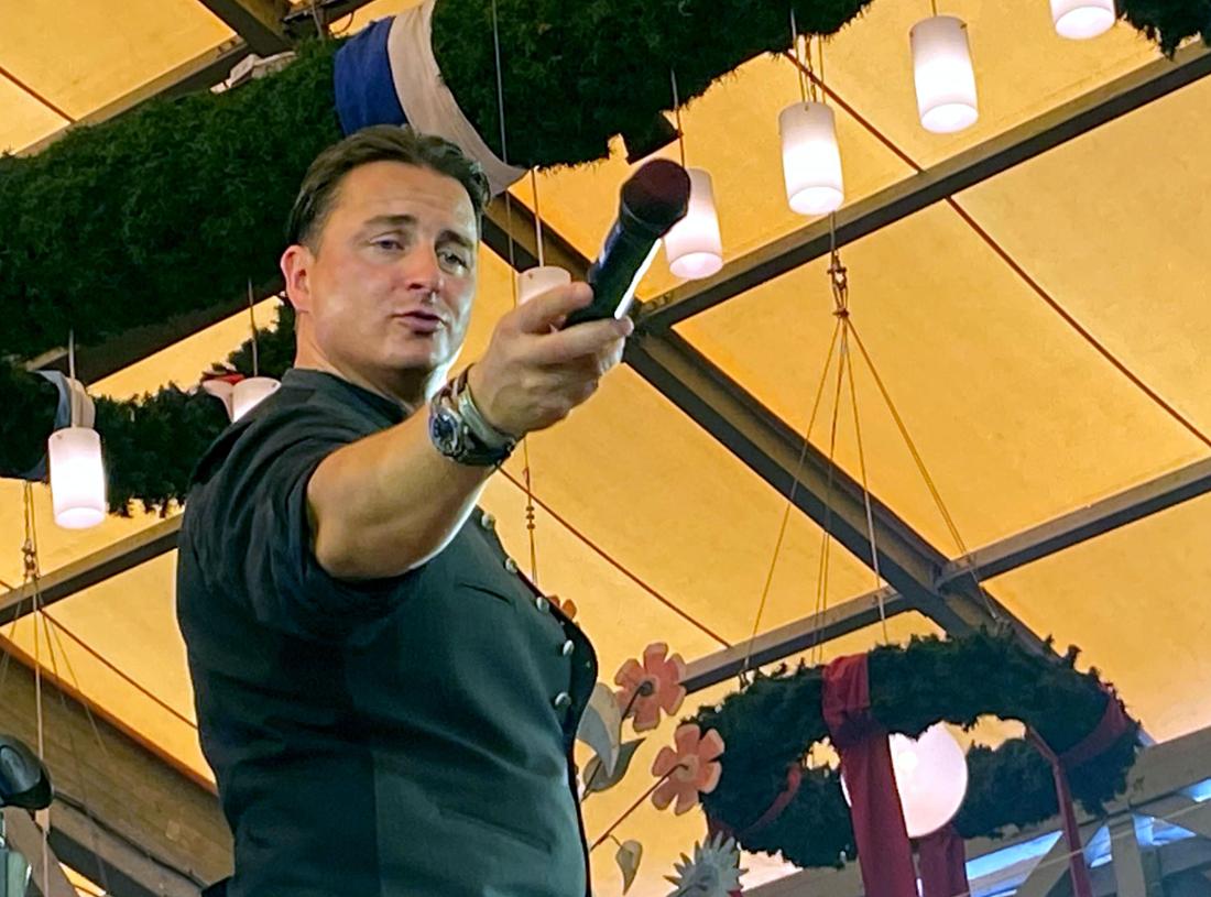Andreas Gabalier enterte im Schottenhamel-Zelt die Bühne