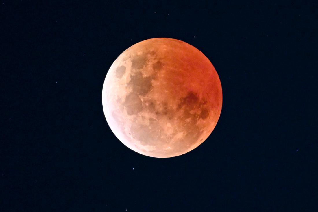 Bei einer totalen Mondfinsternis kommt es zum „Blutmond“: Der Mond färbt sich während der Totalität rostrot ein. (Archivbild)