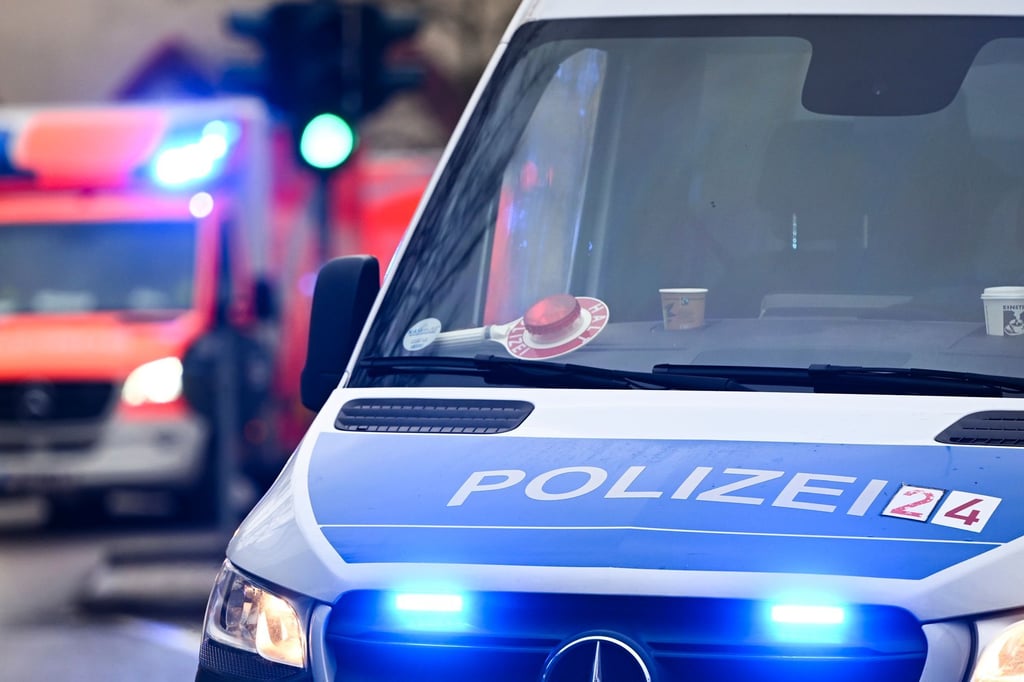 Mann bespuckt und beleidigt Rettungskräfte