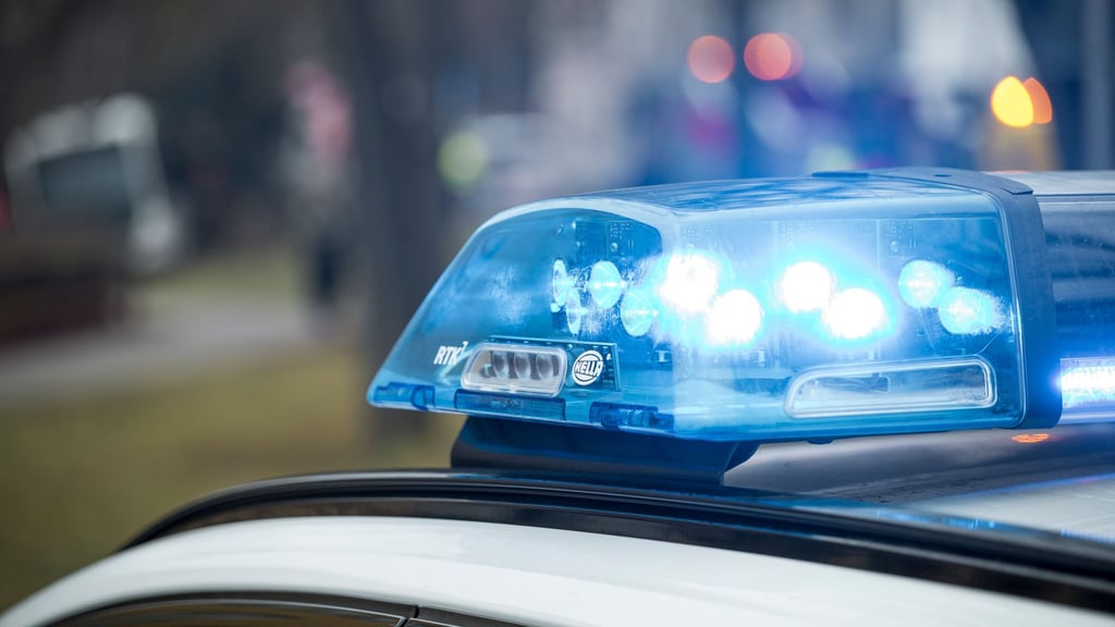 Mann in Halle von mehreren Personen attackiert, verletzt und ausgeraubt