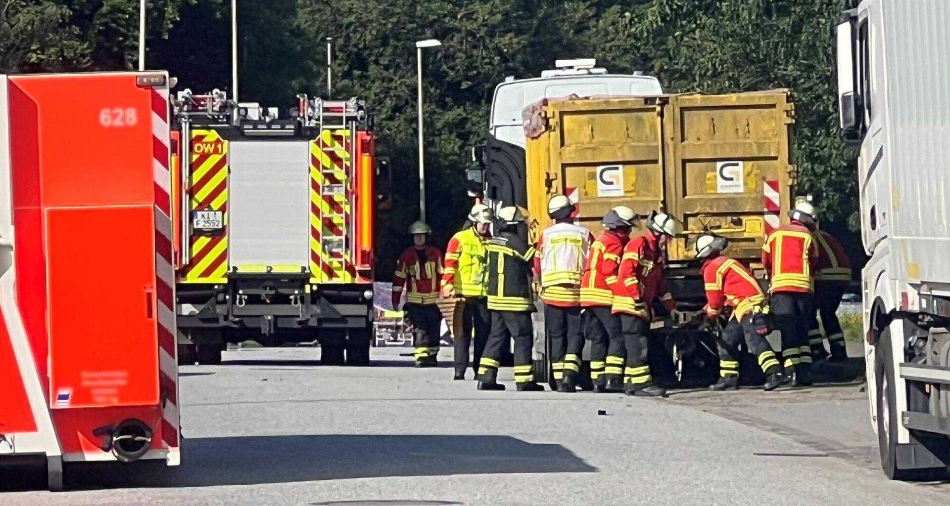 Zwei Fahrer sterben bei schwerem Lastwagen-Unfall in Kiel - Panorama
