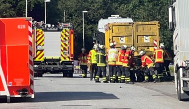 Zwei Fahrer sterben bei schwerem Lastwagen-Unfall in Kiel - Panorama