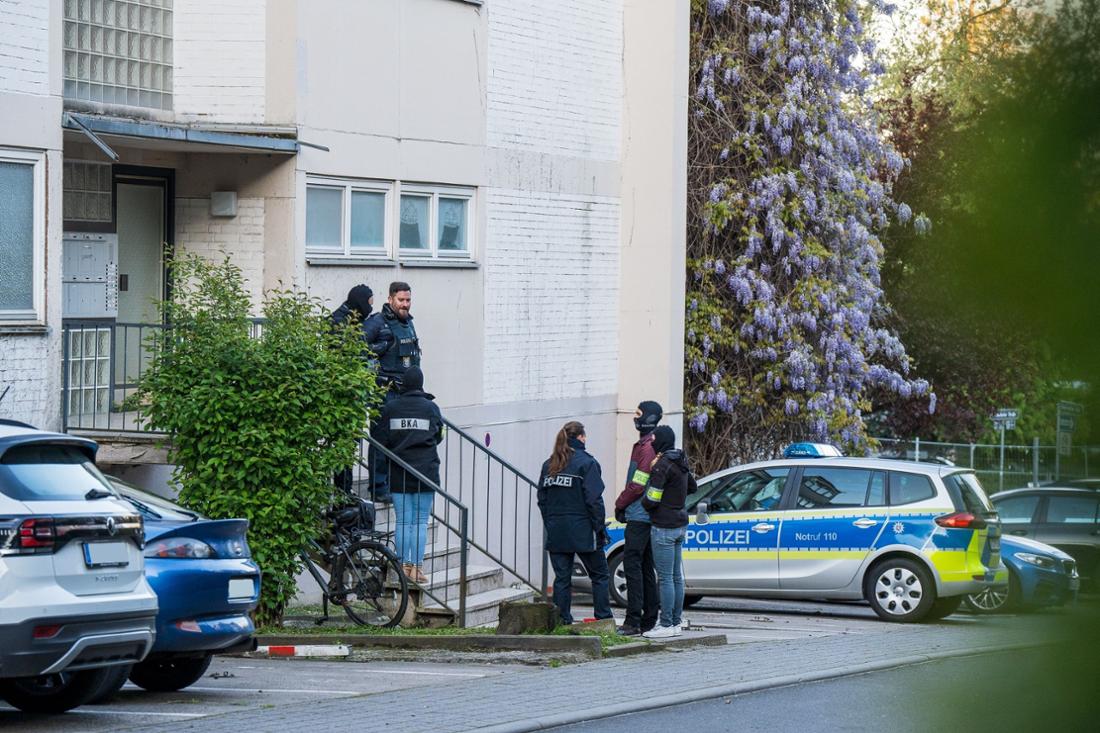 Ein Einsatz am 23. April 2024 morgens in Wiesbaden. Das BKA und die Polizei sind vor Ort, die Hintergründe sind bisher unbekannt.