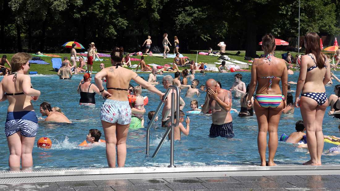 Viele Badegäste schwimmen im Becken des Schyrenbads. 