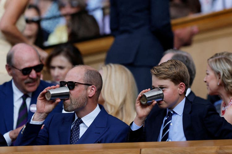 Die Mitglieder der Königsfamilie sitzen in Wimbledon in der ersten Reihe, wie hier Prinz William mit seinem Sohn, Prinz George.