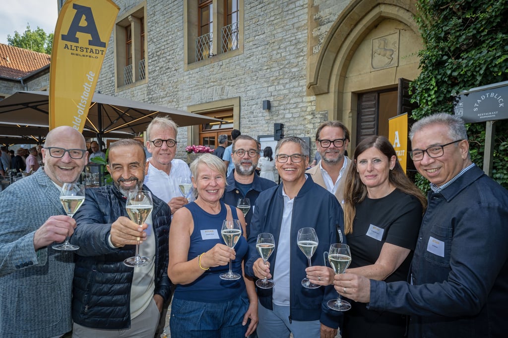 Altstadtteam feiert Sommerfest mit Gästen auf der Burg