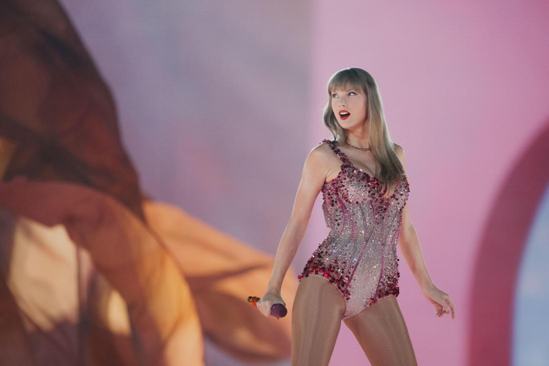 Sängerin Taylor Swift steht in der Veltins-Arena auf der Bühne. Es ist das erste Deutschland-Konzert im Rahmen ihrer «The Eras Tour».