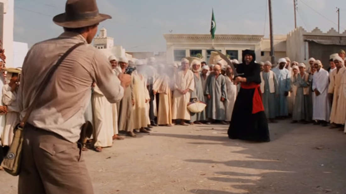 Während der Dreharbeiten zu „Jäger des verlorenen Schatzes“ hatte Harrison Ford eine Darmerkrankung. Eigentlich sollte es einen langen Schwertkampf geben, doch wegen der Umstände kürzte man die Szene ab und gab Indiana Jones einen Revolver. Der Rest ist Geschichte.