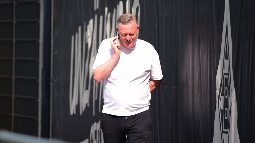 Roland Virkus bei einem Telefonat.