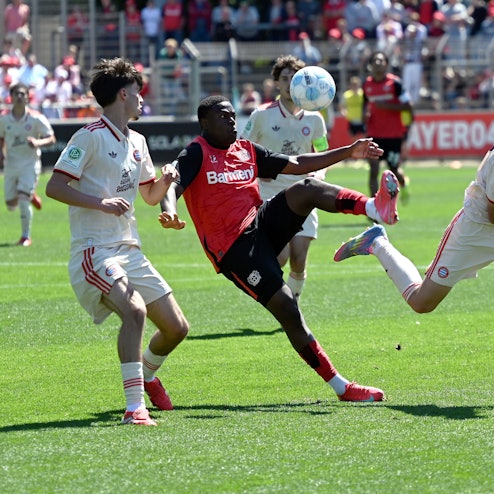 10.05.2025, Fussball-U 19-Bayer 04-Bayern München

mitte: Ken Izekor (Bayer)

Foto: Uli Herhaus