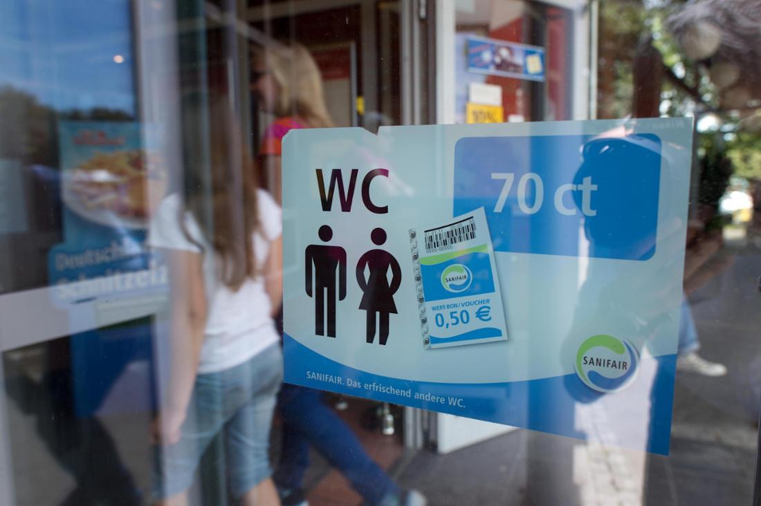 Toiletten-Schild an einer Raststätte