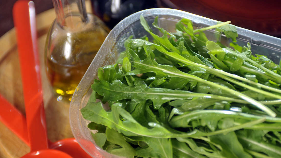 Rucola-Salat in einer Plastikschale