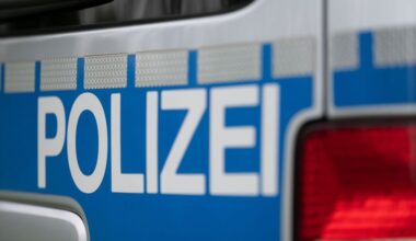 Mann tritt nahe dem Hauptbahnhof in Halle vor Schild und muss ins Gefängnis