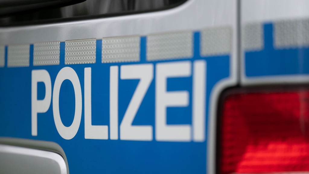 Mann tritt nahe dem Hauptbahnhof in Halle vor Schild und muss ins Gefängnis