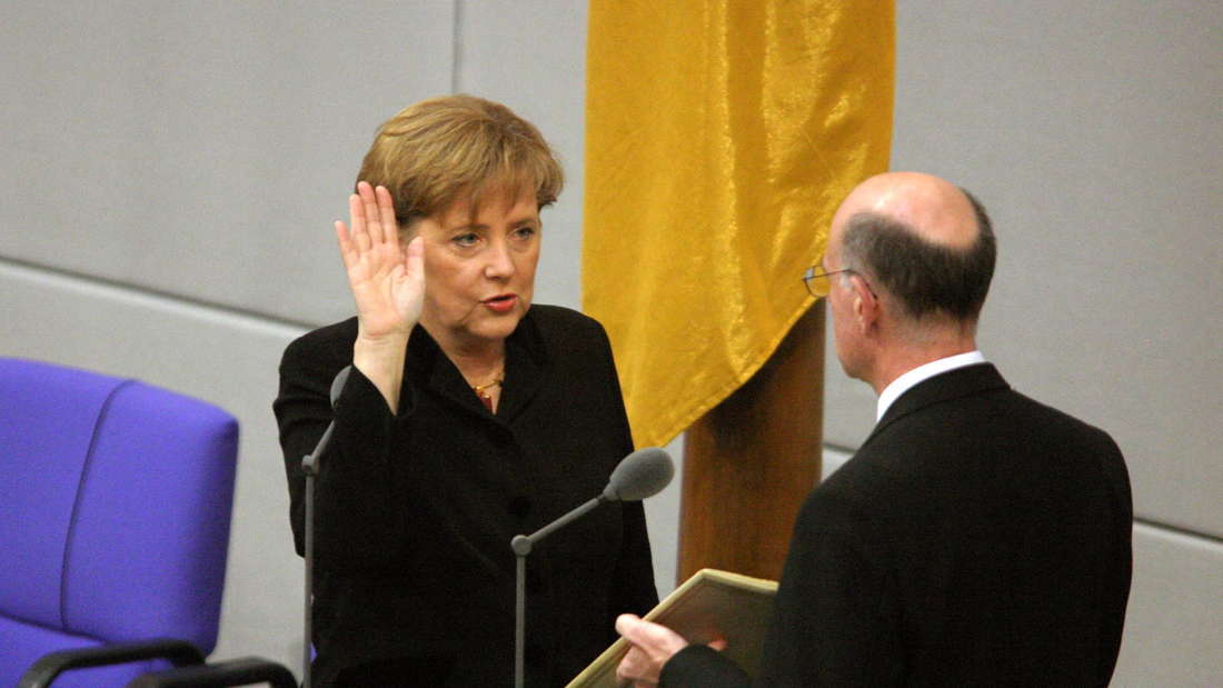 Bundestagspräsident Norbert Lammert (GER/CDU) vereidigt Dr. Angela Merkel (GER/CDU) zur Bundeskanzlerin im Deutschen Bu