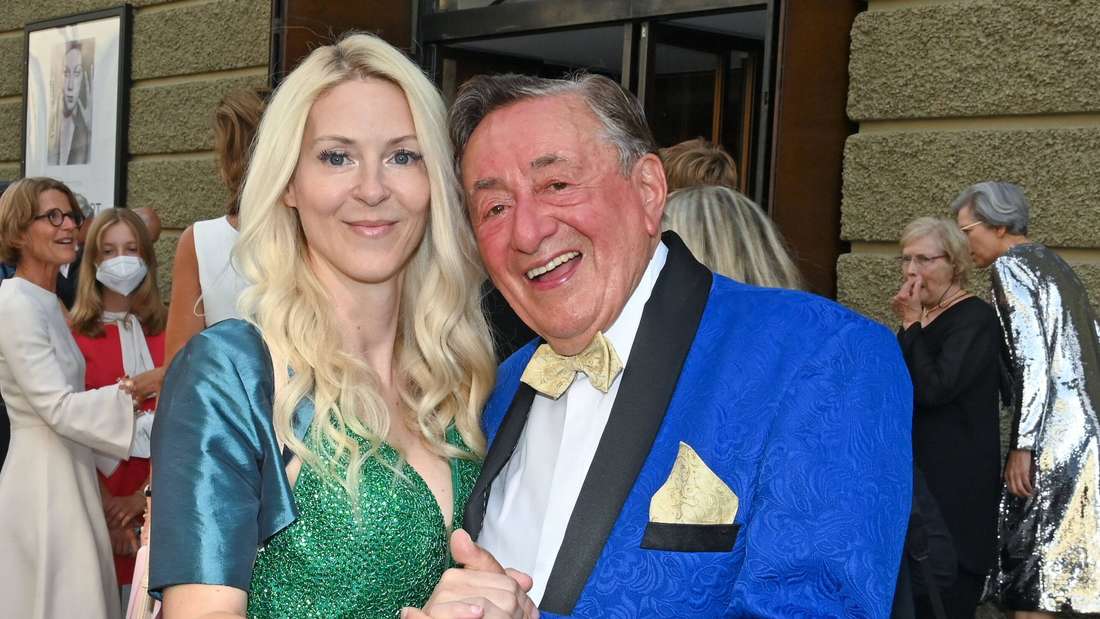Bauunternehmer Richard Lugner mit Freundin Simone. 2021 - Auffahrt zur Premiere des Don Giovanni zu den Salzburger Festspielen 2021, am 26.07.21 