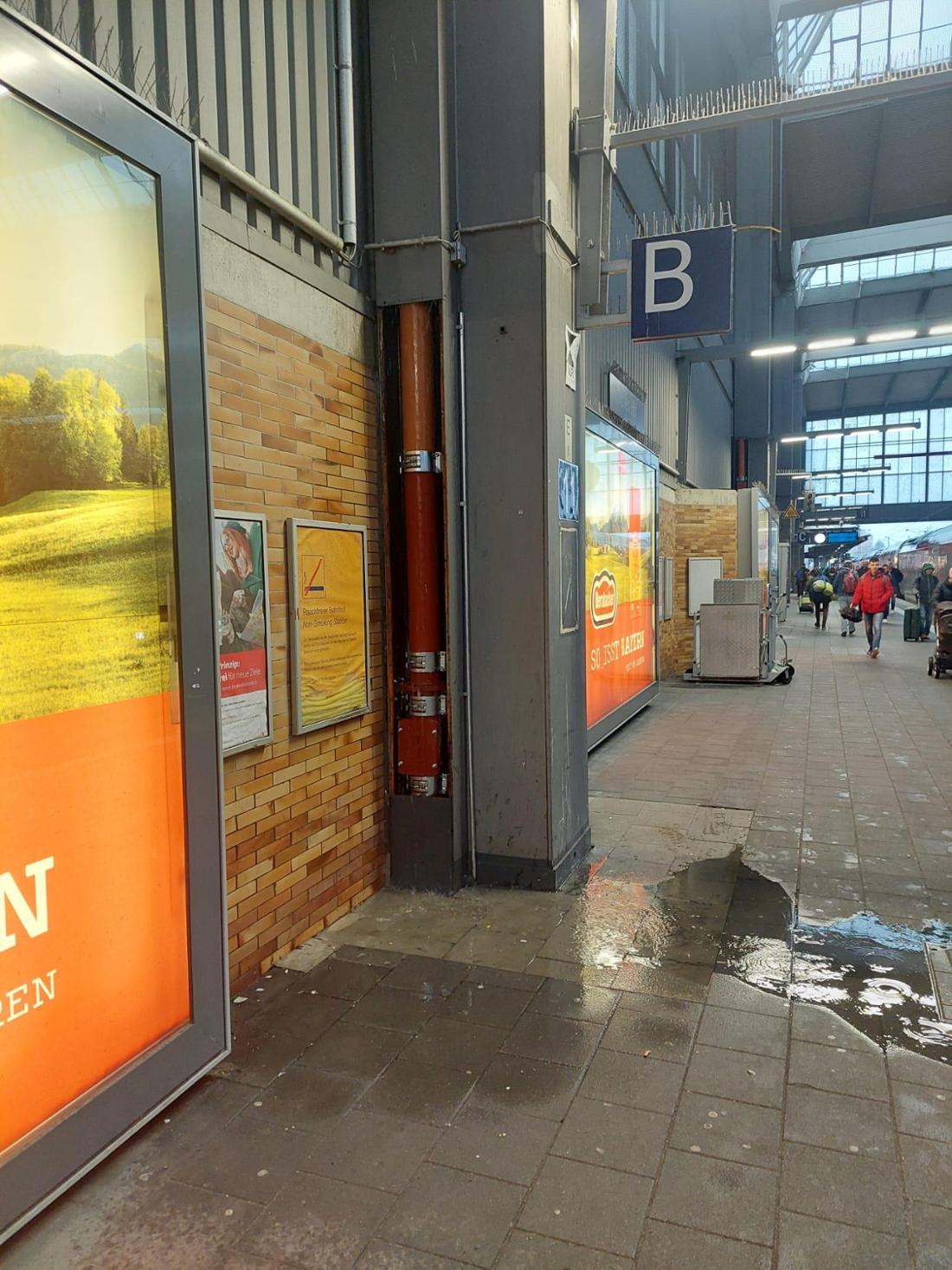 Januar 2025: Von links schießt das Regenwasser wie ein Wasserfall auf den Boden. 