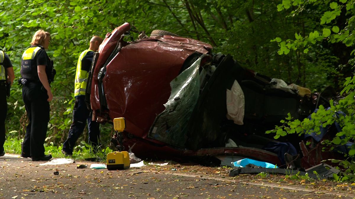 16-Jähriger am Steuer: Vier junge Menschen sterben bei Autounfall in NRW