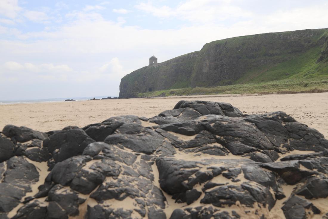 So mancher Landstrich in Nordirland, darunter auch Benone Strand im Westen der Region, ist von der Filmlocation zum Sehnsuchtsort geworden. 