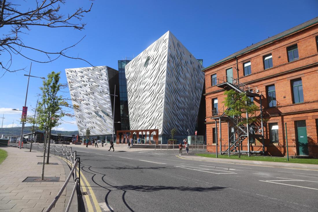 Nordirlands Hauptstadt Belfast ist allein wegen der riesigen Titanic-Ausstellung eins der beliebtesten Ausflugsziele.