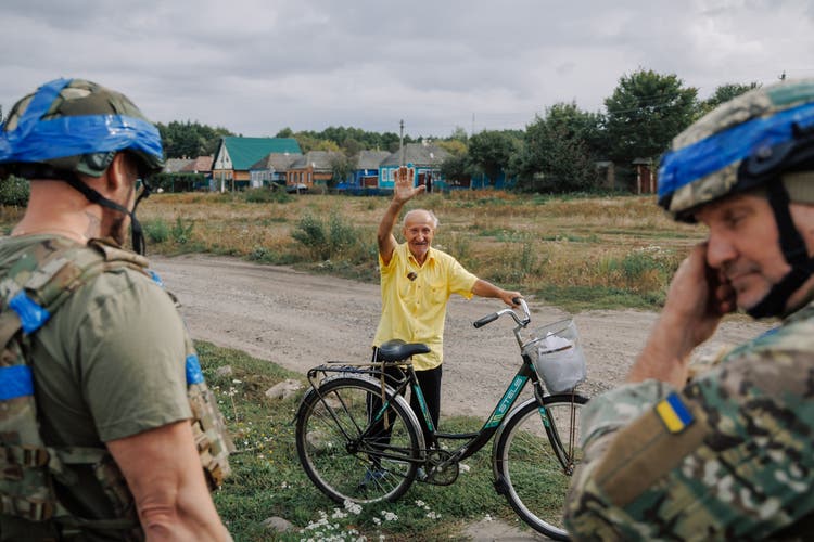Im russischen Grenzgebiet wurden die ukrainischen Soldaten zum Teil freudig empfangen. Aber bald brachte der Krieg auch hier grossflächige Zerstörungen.