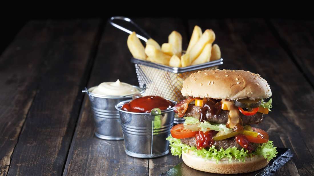 Burger mit Pommes.