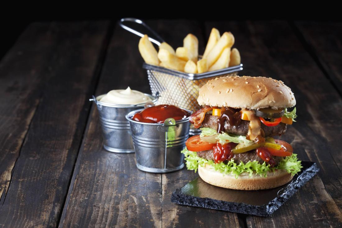 Burger mit Pommes.