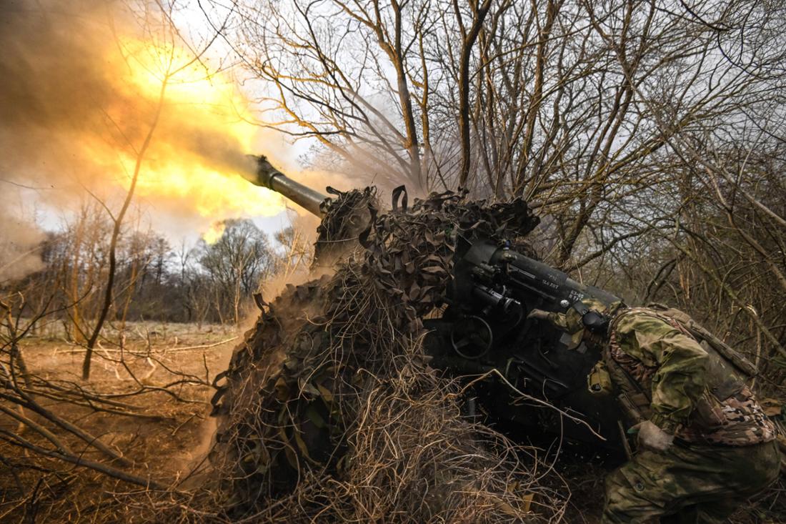Ein russischer Soldat des Kashtan Bataillons an der Ukraine-Front. 