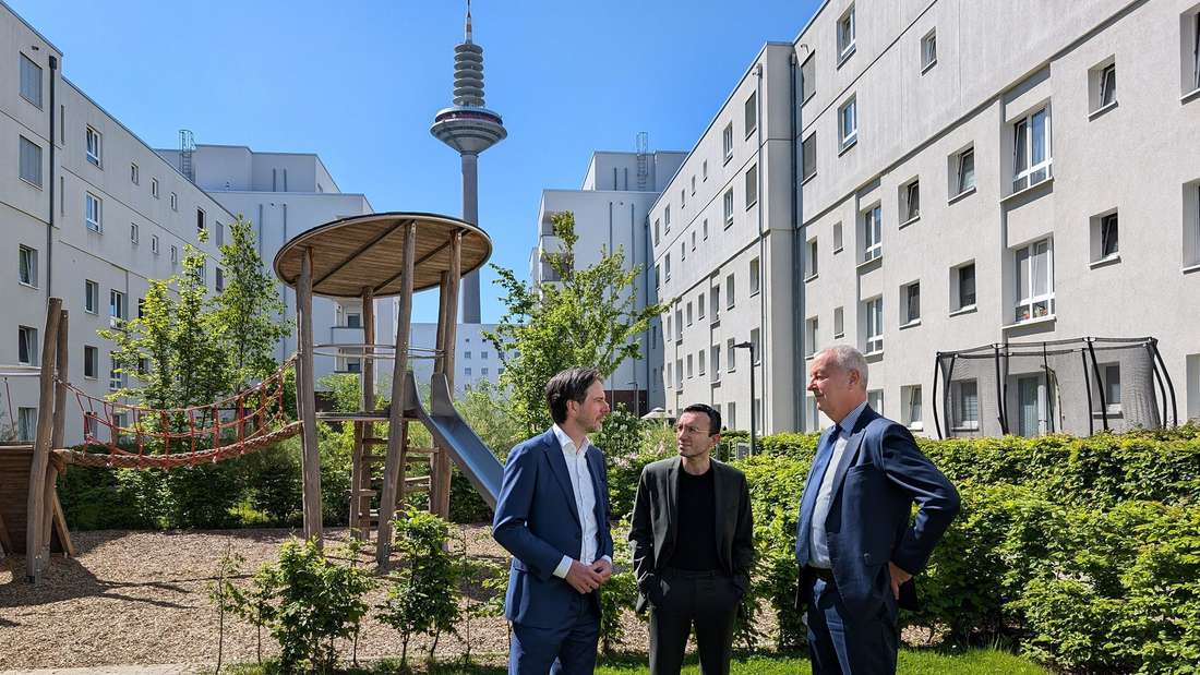 Frankfurt 29.4.2025 Pressegespräch ABG zur Fertigstellung von 680 Wohnungen in der Platensiedlung, Rundgang auch durch einige Innenhöfe entlang der Platenstraße mit vrnl: Vorsitzender der Geschäftsführung Frank Junker ABG Frankfurt Holding , OB Mike Josef, Planungsdezernent Marcus Gwechenberger, copyright: Monika MüllerTagessatz