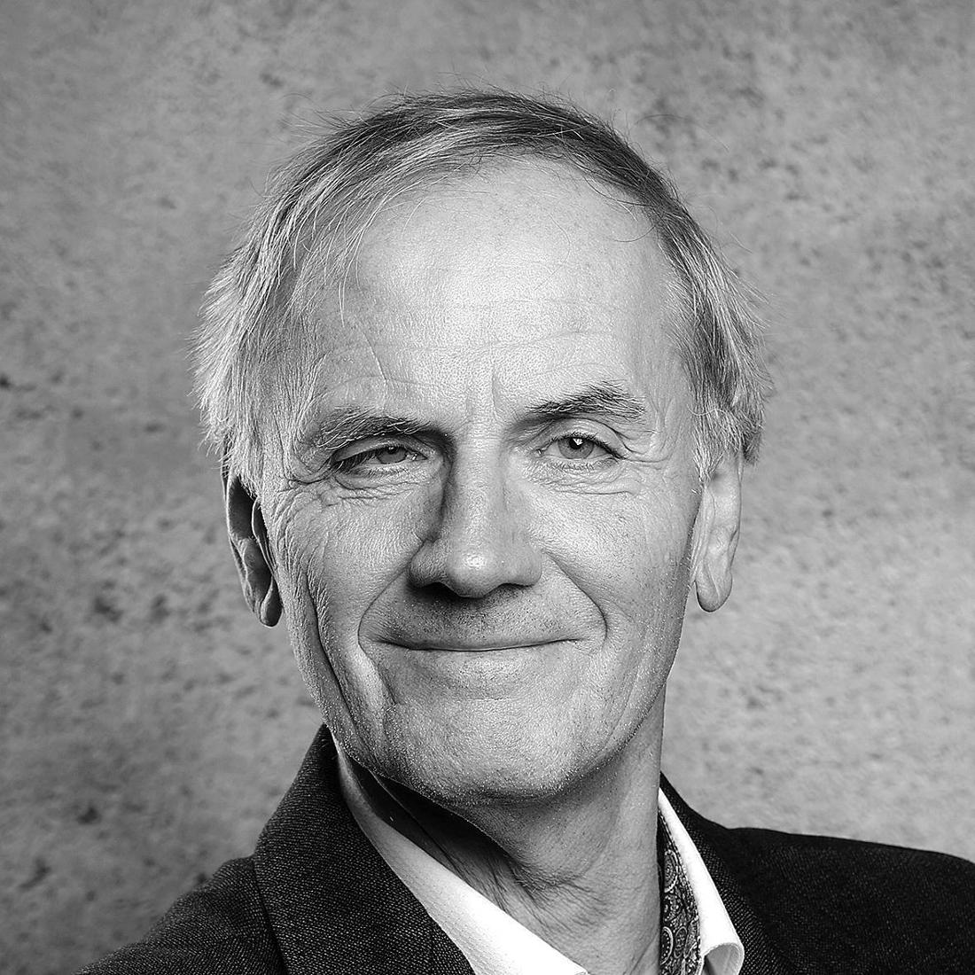 Holger Krawinkel. Der Autor ist ehemaliger Verkehrsplaner, Verbraucherschützer und Energiemanager; heute ist er als Berater und Kolumnist tätig.