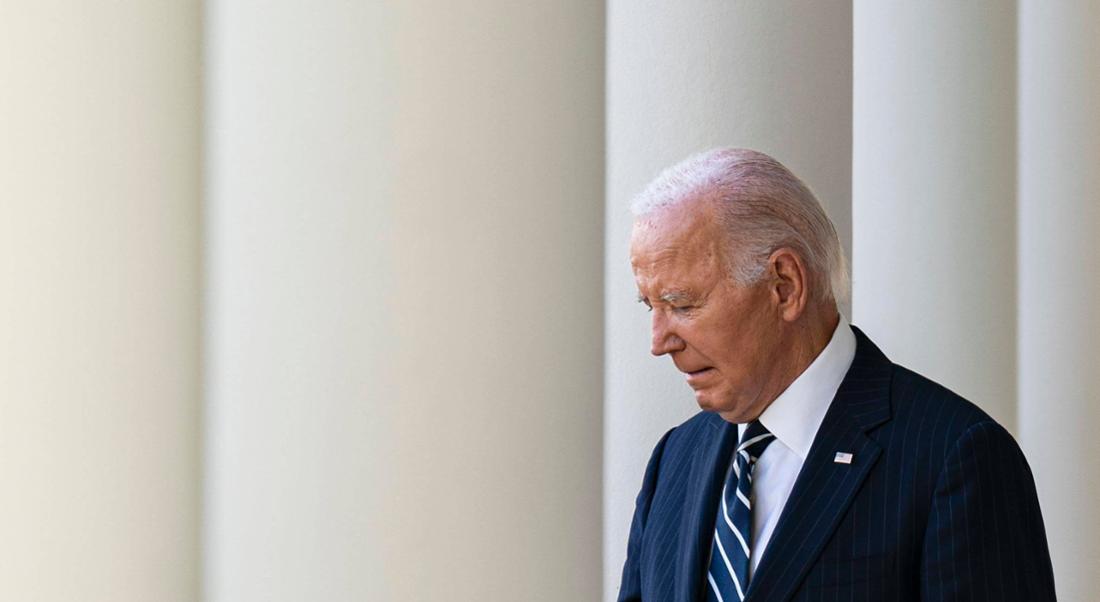 Der frühere US-Präsident Joe Biden geht an den Säulen des Weißen Hauses entlang in den Rosengarten zu einer Pressekonferenz. 