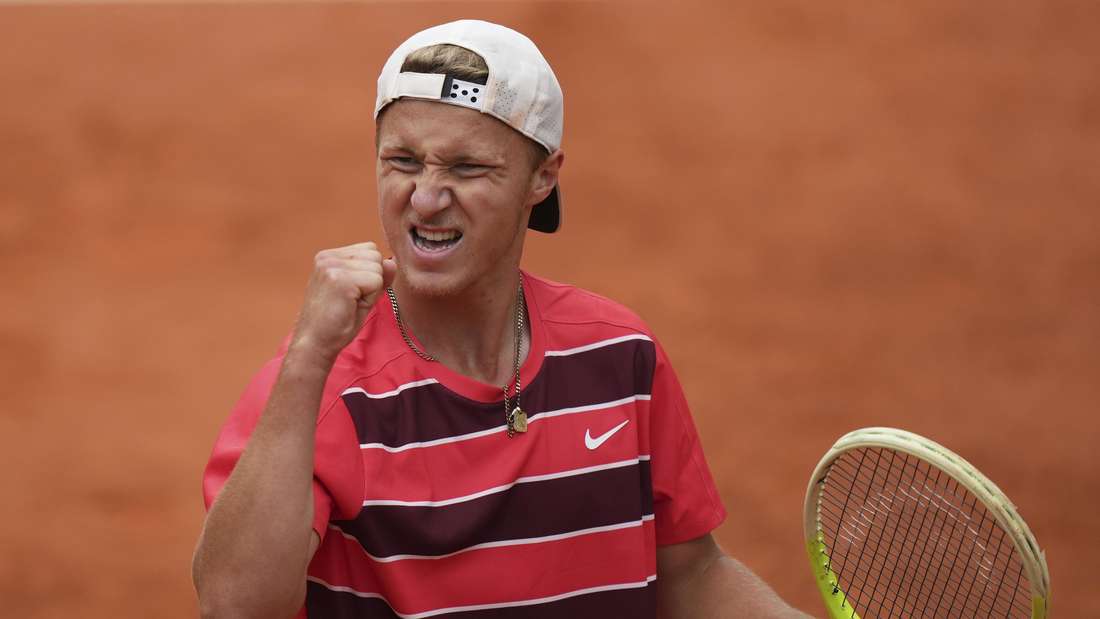 dpatopbilder - 07.06.2025, Frankreich, Paris: Tennis, Grand Slam, French Open, Junioren, Herren, Einzel, Finale, Schönhaus (Deutschland) - Mcdonald (Deutschland), Roland-Garros-Stadion: Max Schönhaus reagiert. Foto: Thibault Camus/AP/dpa +++ dpa-Bildfunk +++ 