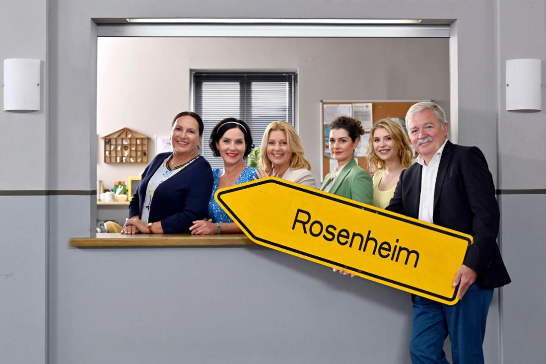 Wir sehen die „Rosenheim-Cops“-Stars Ursula Maria Burkhart, Marisa Burger, Karin Thaler, Anastasia Papadopoulou, Sarah Thonig sowie Produzent Alexander Ollig bei einem Pressetermin der ZDF-Serie
