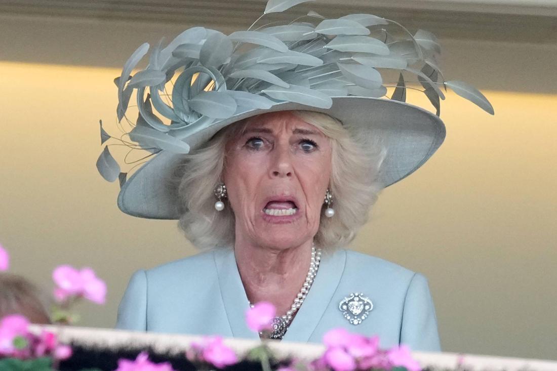 Königin Camilla auf der Tribüne in Ascot.