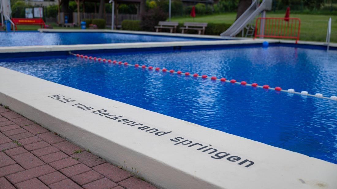 Im Sommer freuen sich viele Menschen auf den Besuch im Schwimmbad. In Frankreich gelten dort besondere Regelungen. (Symbolbild)